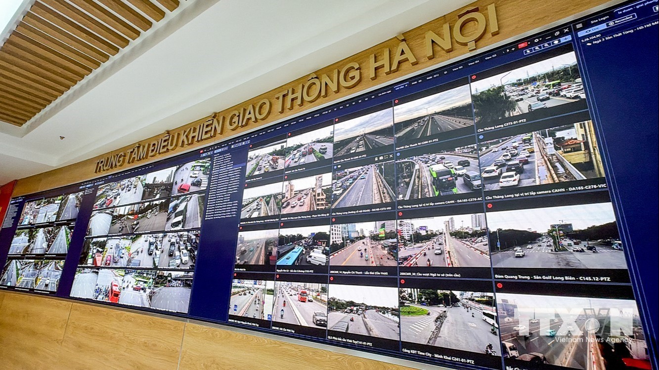 Hệ thống màn hình tại Trung tâm điều khiển giao thông Hà Nội giúp lực lượng CSGT theo dõi đồng thời tình hình giao thông trên nhiều tuyến đường, nút giao trọng điểm của Thủ đô. (Ảnh: Trung Nguyên/TTXVN)